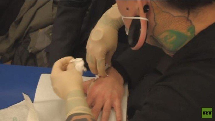 بالفيديو من السويد.. زرع رقائق إلكترونية داخل أيدي موظفين 