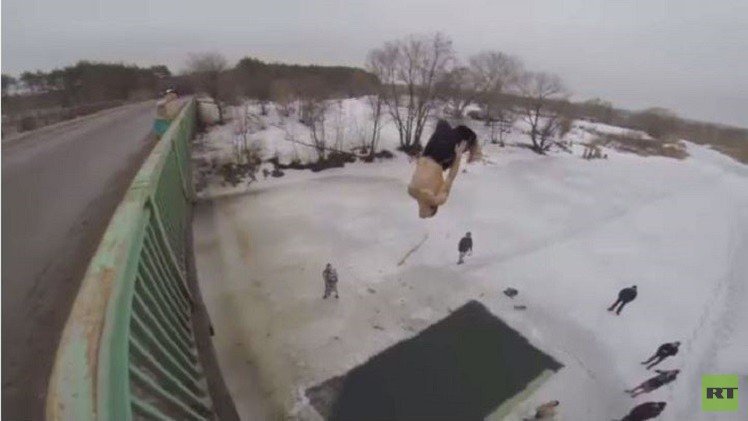 بالفيديو من روسيا.. شباب يستمتعون بالسباحة في المياه المثلجة  