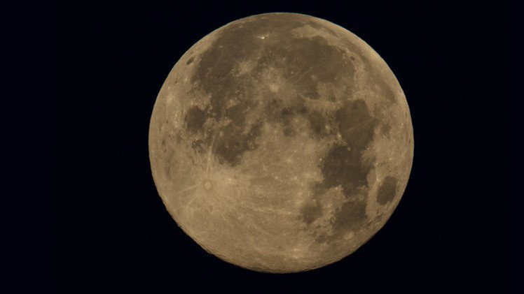 القصة الكاملة لأصل الحياة على الأرض ربما تكون موجودة على سطح القمر