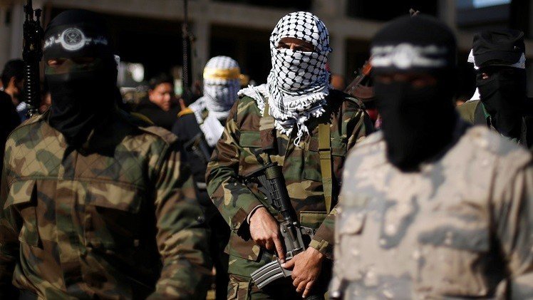 غزة.. أنصار حماس يعتصمون أمام سفارة مصر للتنديد بتصنيف 