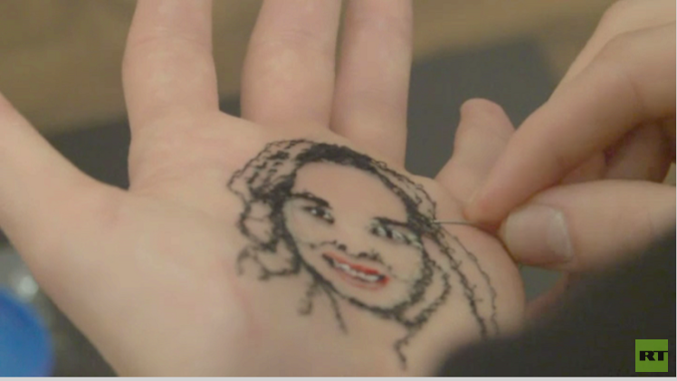 بالفيديو.. فنان يرسم على راحة يده بالخيط والإبرة