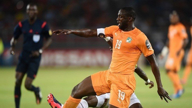 لاعب خط وسط ساحل العاج يايا توري ضد لاعب وسط غانا أفري أكوا في كأس أفريقيا 2015 