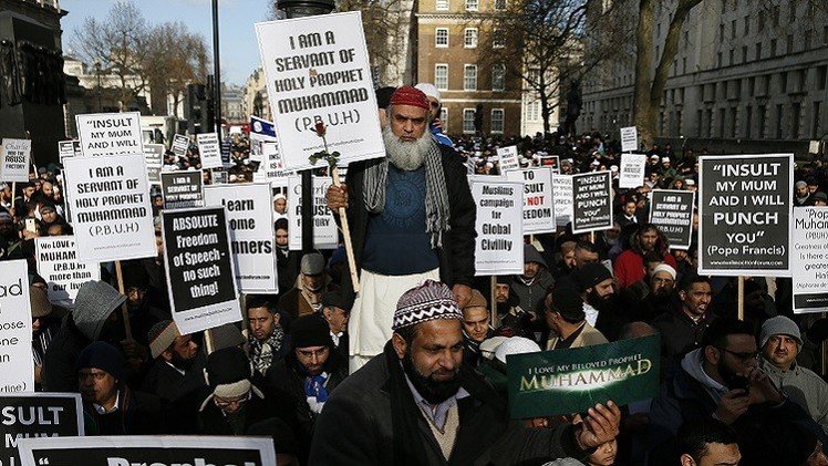 لندن.. مئات المسلمين يحتجون أمام مكتب كاميرون ضد رسوم شارلي إيبدو