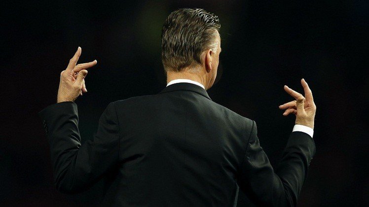 فان غال ينفي تهمة التعليقات المسيئة 