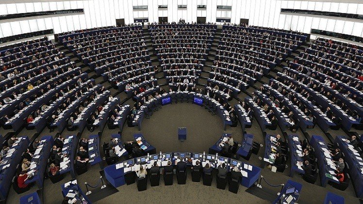 البرلمان الأوروبي يطالب السعودية بالإفراج فورا عن رائف بدوي