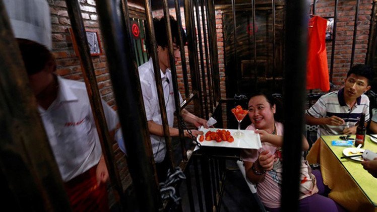 مدينة تجارية صغيرة تبنى في سجن صيني