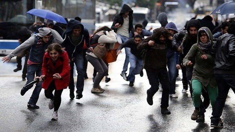 الشرطة التركية تفرق محتجين على التأثير الديني في المدارس