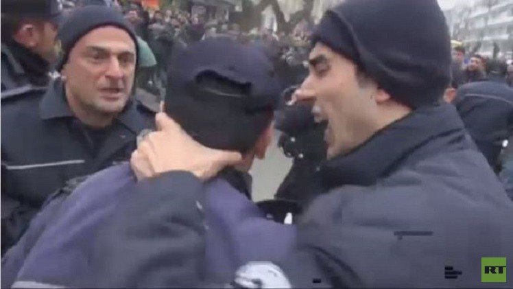 بالفيديو..قائد في الشرطة التركية يضرب مرؤوسه
