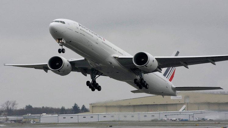 طائرة AIR FRANCE تهبط اضطراريا في روسيا بعد تعطل محركها