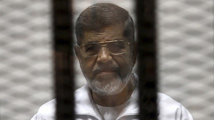 النيابة المصرية تنفي تحويل مرسي والشاطر لمحكمة عسكرية وتؤكد إحالة بديع والبلتاجي 