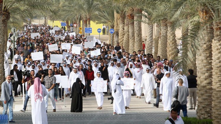بالصور.. مسيرة في قطر ضد مقتل الشباب المسلمين الثلاثة في تشابل هيل