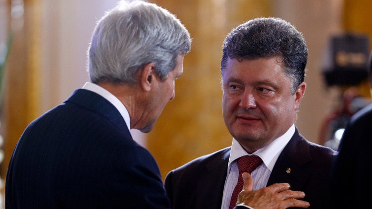 بوروشينكو يبحث مع كيري الوضع في دونباس.. وواشنطن تدعو للالتزام باتفاقية مينسك