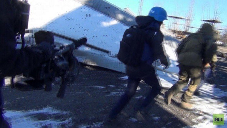 تعرض فريق RT الصحفي لإطلاق نار كثيف قرب مطار دونيتسك شرق أوكرانيا