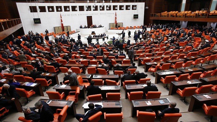 إصابة 5 نواب أتراك بعد عراك في البرلمان 