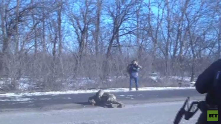 بالفيديو .. جندي اوكراني مرهق يسقط من فوق مدرعته عند الانسحاب من ديبالتسيفو
