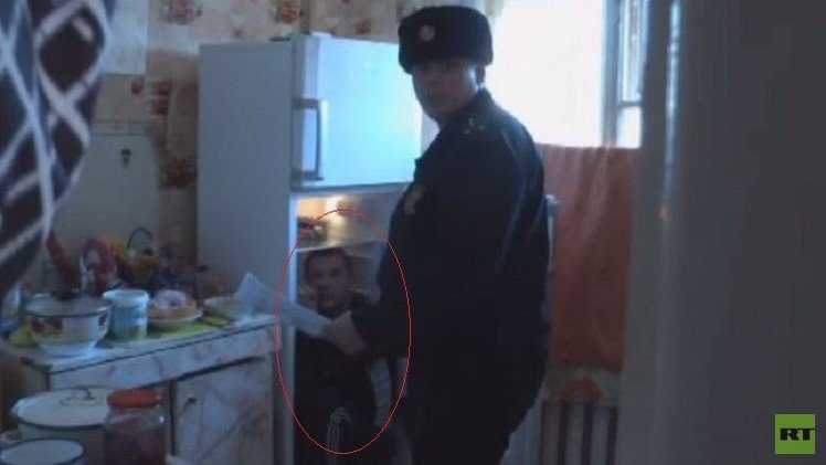 بالفيديو.. القبض على متهم داخل ثلاجة والدته