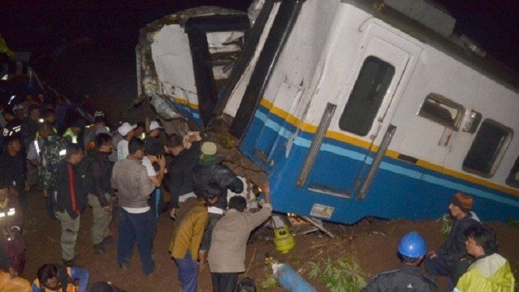 إندونيسيا.. مصرع 16 وجرح نحو 50 إثر انقلاب حافلة ركاب