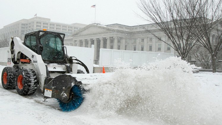 عاصفة شتوية تهدد الساحل الشرقي الأمريكي