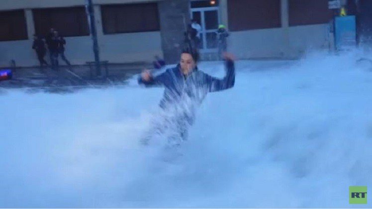 بالفيديو..موجة ضخمة تسقط مراسلة أثناء البث المباشر