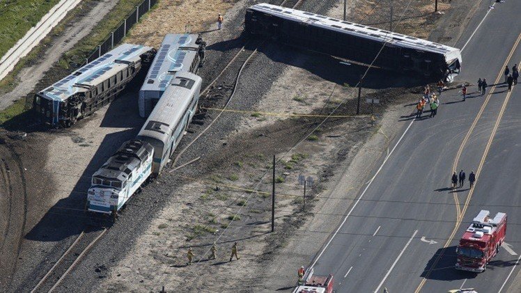 عشرات الجرحى في حادث تصادم شاحنة مع قطار في كاليفورنيا