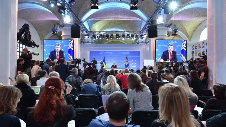 الاتحاد الأوروبي يندد بنية كييف حظر وسائل إعلام روسية على أراضيها