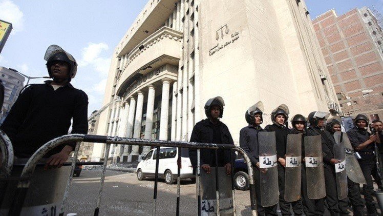 حبس ضابطين بتهمة قتل محام في القاهرة
