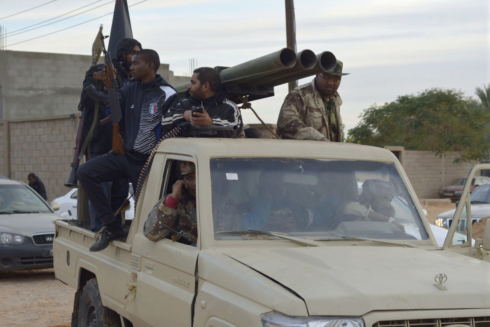 مقتل 13 شخصا بينهم أجانب بهجوم على حقل نفطي في ليبيا