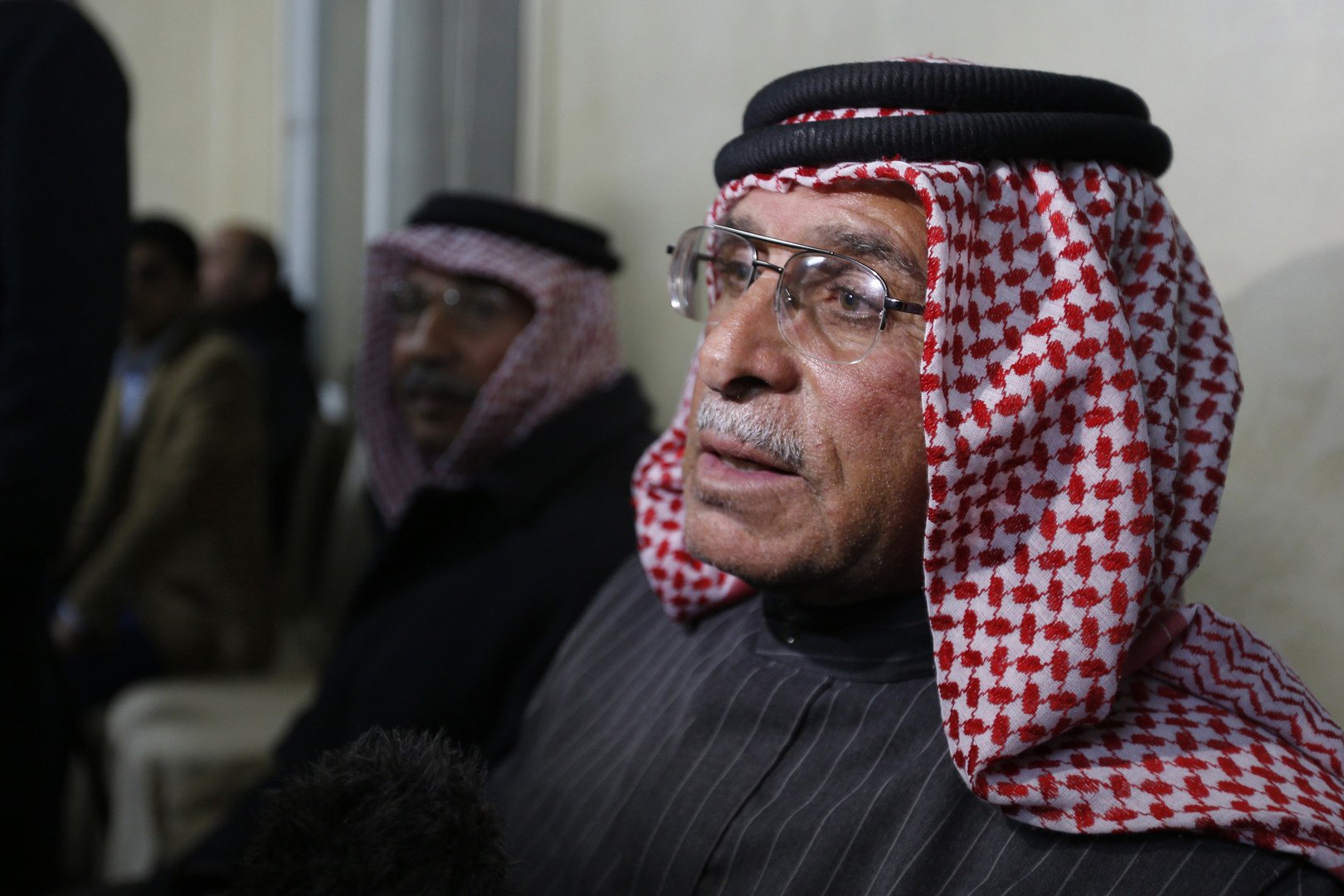 صافي يوسف، والد الطيار معاذ الكساسبة، يتحدث لوسائل الإعلام في انتظار لأخبار عن ولده، 27 يناير 2015