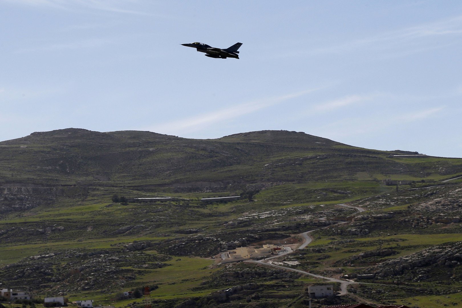 طائرة تابعة للقوات الجوية الملكية بالجيش الأردني تحلق فوق منزل معاذ الكساسبة بمدينة الكرك، 4 فبراير