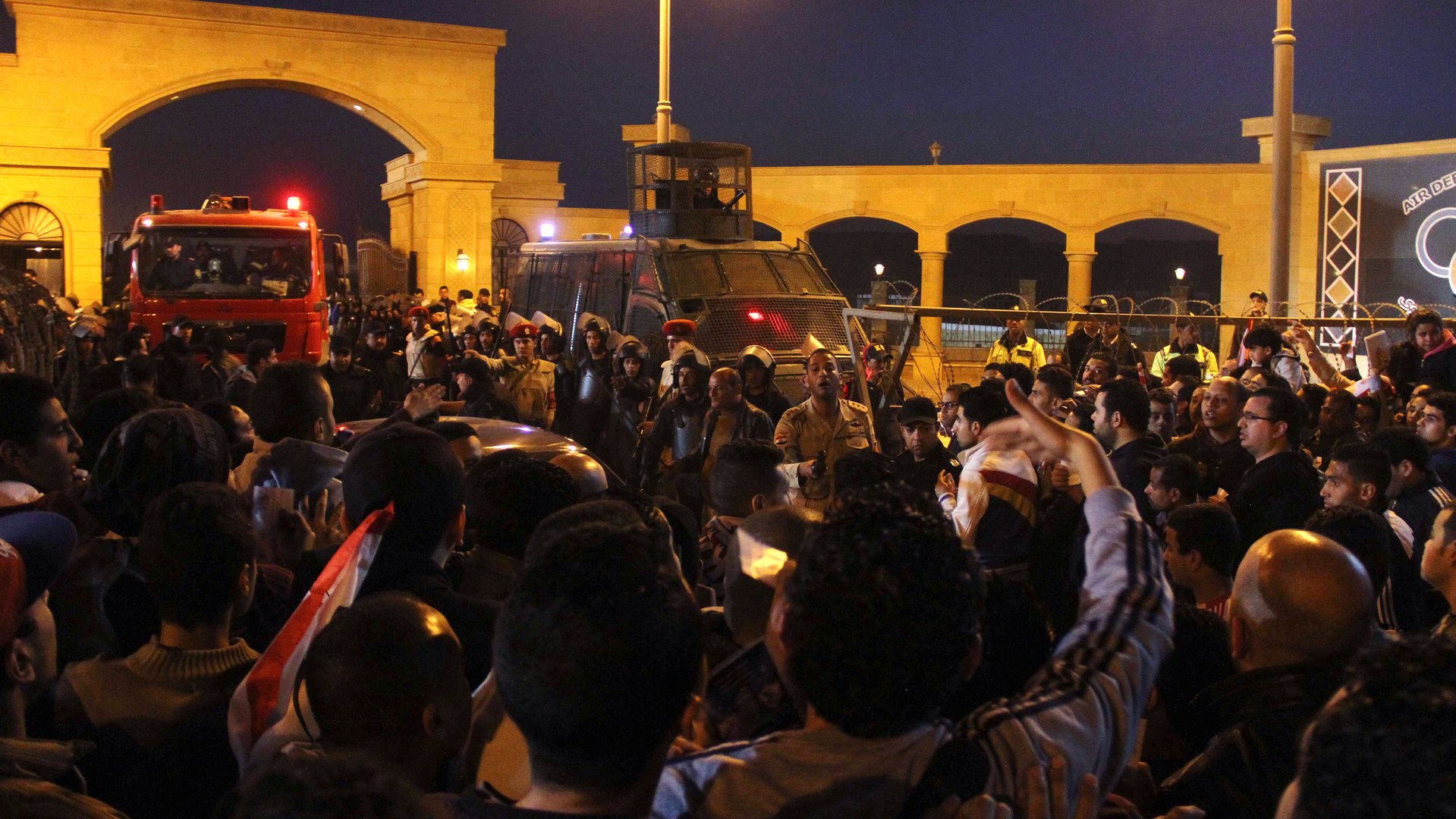 مناقشات واحتجاجات بين قوات الأمن وجماهير نادي الزمالك، لمنعهم من الدخول من دون بطاقات، 8 فبراير/شباط