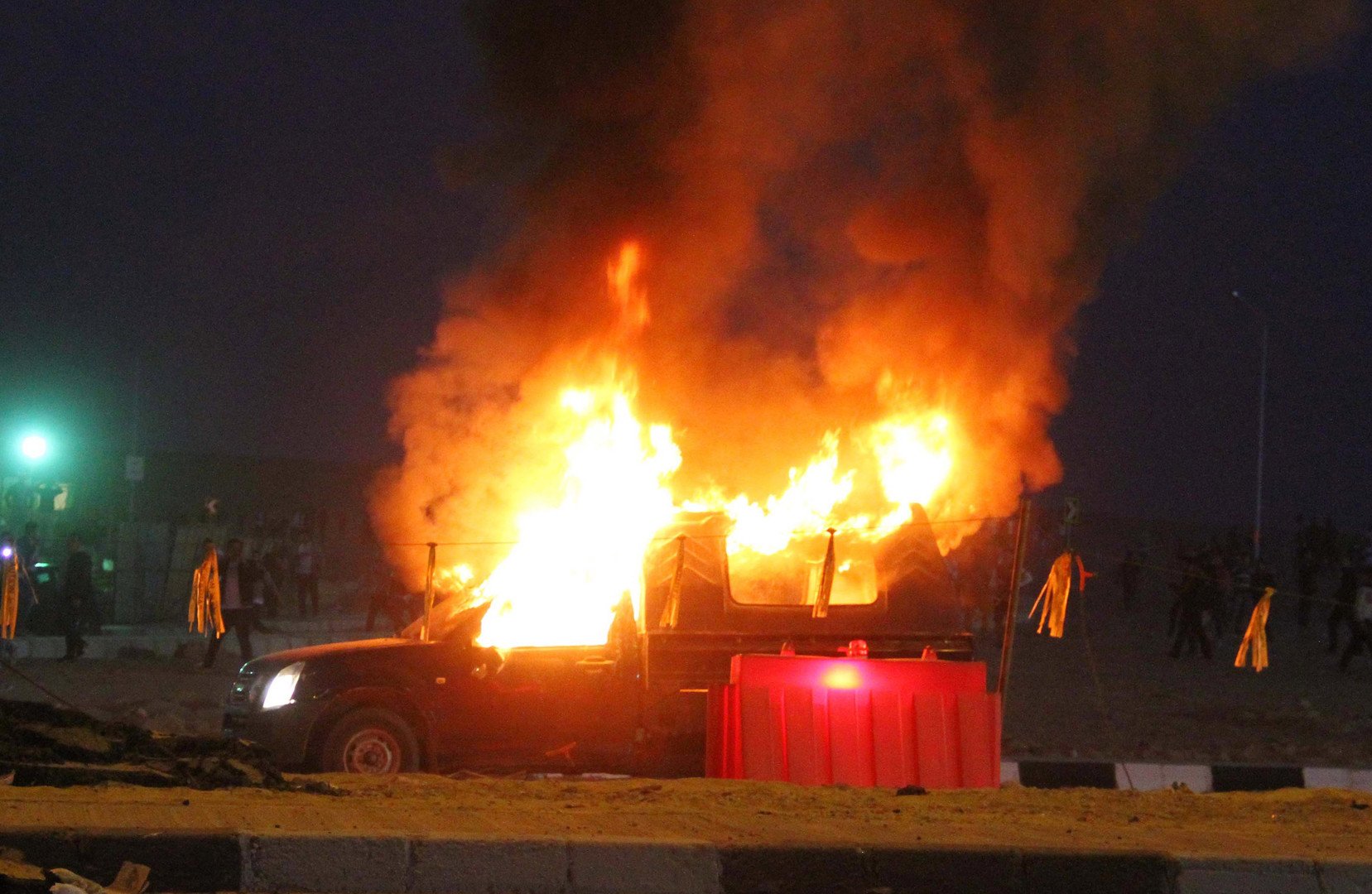  النيران تشتعل في إحدى سيارات الشرطة إثر اشتباكات قوات الأمن مع جماهير نادي الزمالك