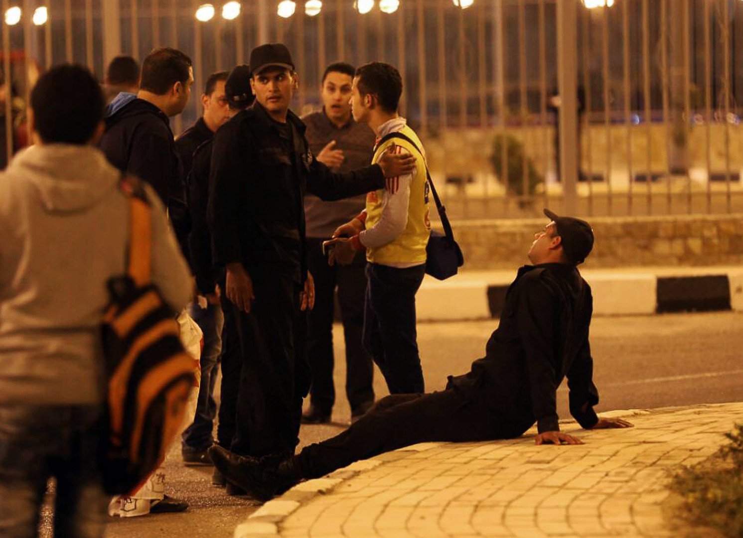  مناقشات بين جماهير نادي الزمالك وقوات الأمن خلال الاشتباكات، 8 فبراير 2015 