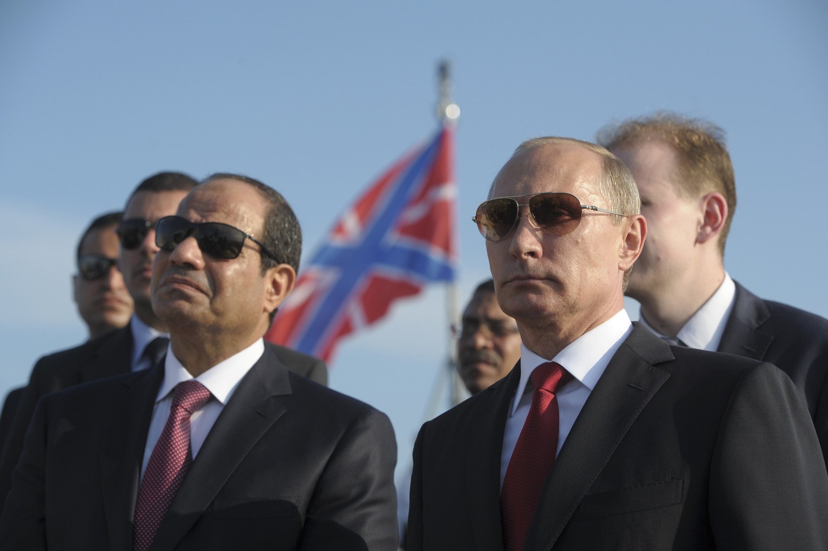 الرئيس الروسي بوتين ونظيره المصري يحضران مراسم الترحيب على متن طراد في ميناء سوتشي 12 أغسطس 2014