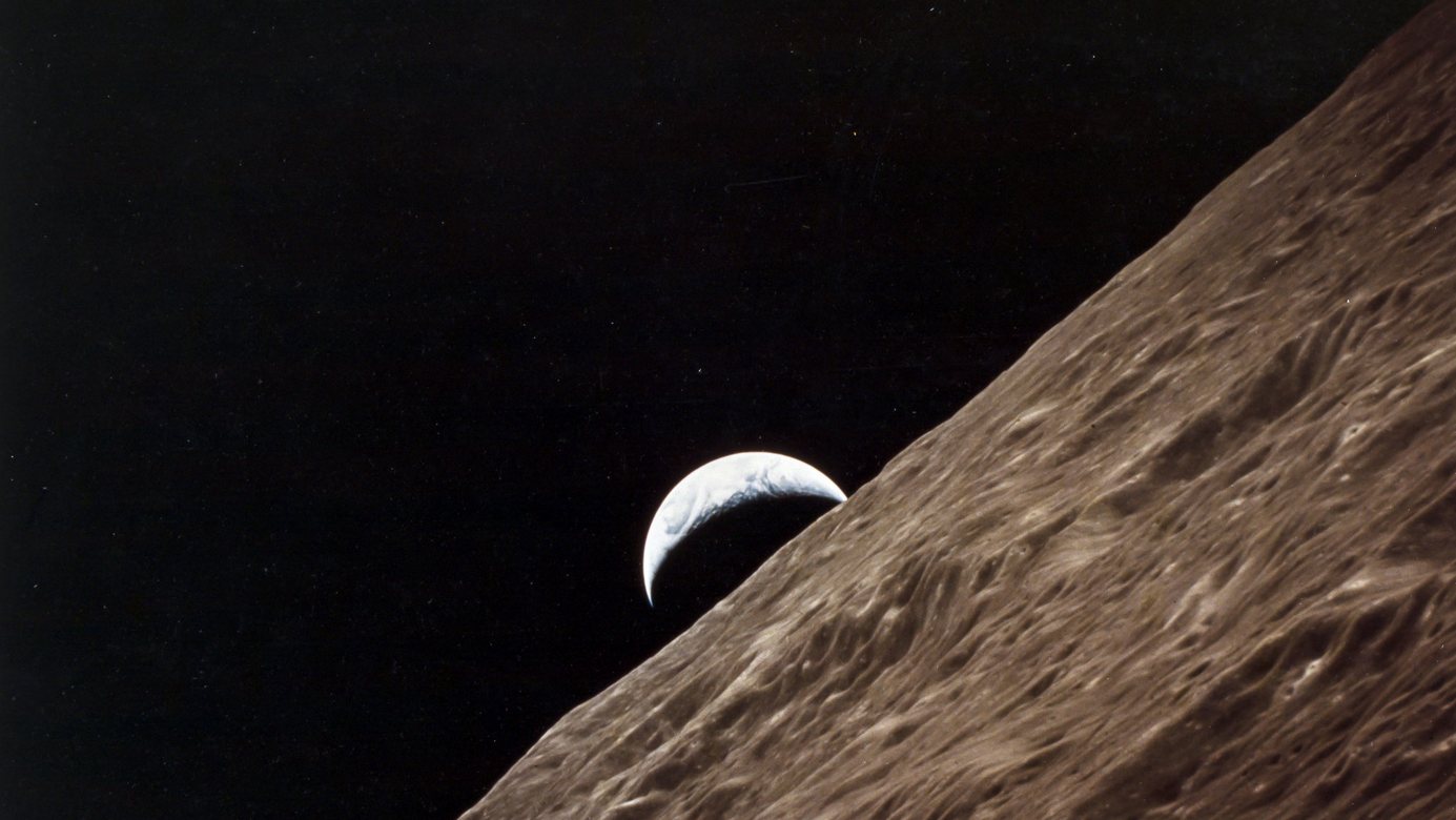 صور ملتقطة من مركبة "أبولو 17" يظهر فيها كوكب الأرض مشرقاً على قمره