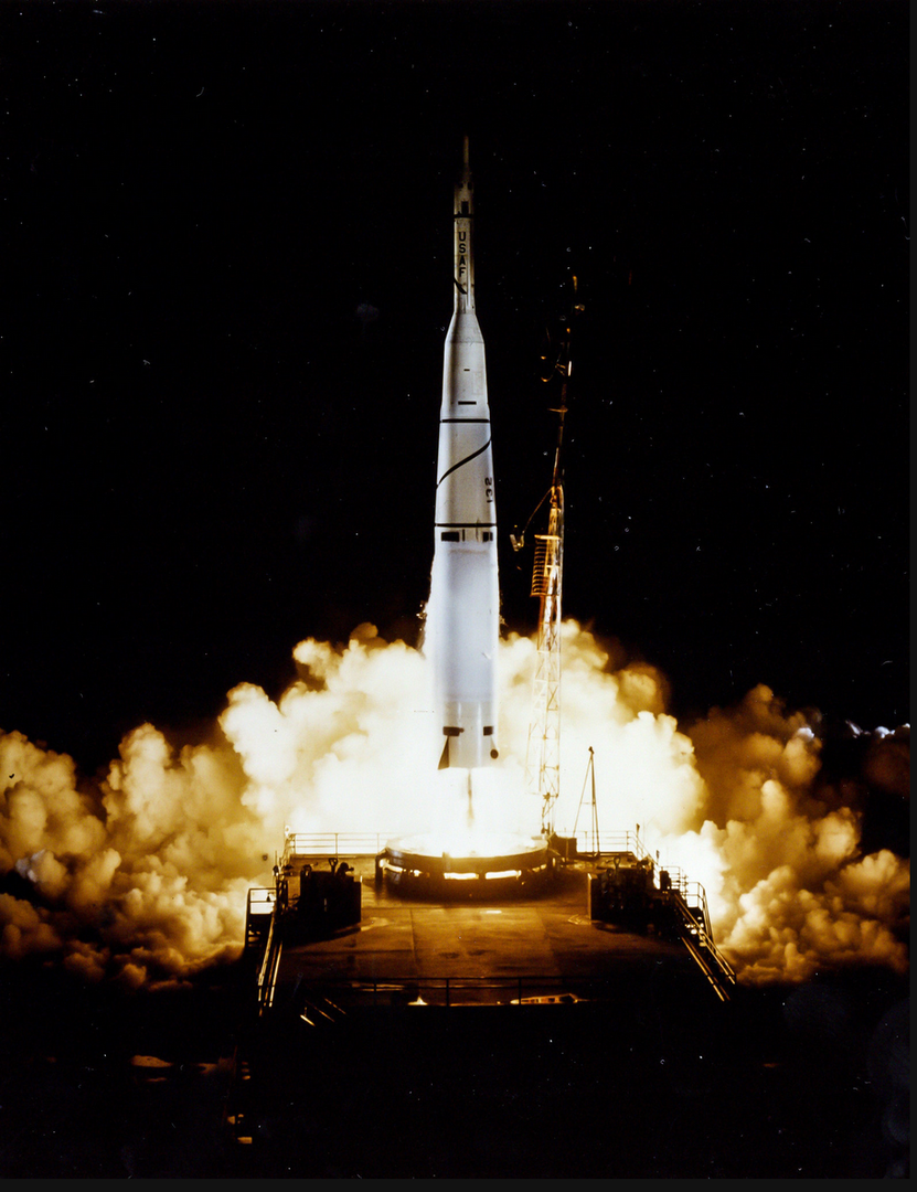 إطلاق صاروخ من كاب كانافرال ليلا عام 1959