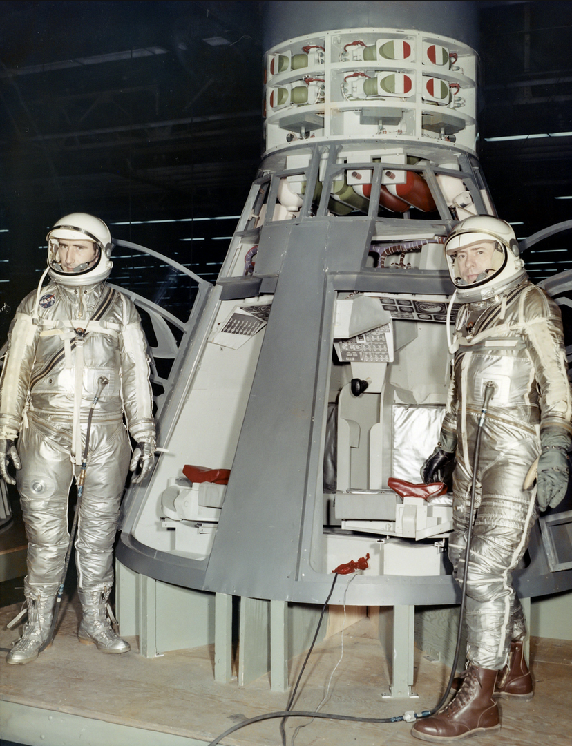 بعد بعثات أحادية أطلقت ناسا مشروعا طامحا عام 1965سمي بجيميني يتميز بجلوس رائدي فضاء في قمرة المركبة