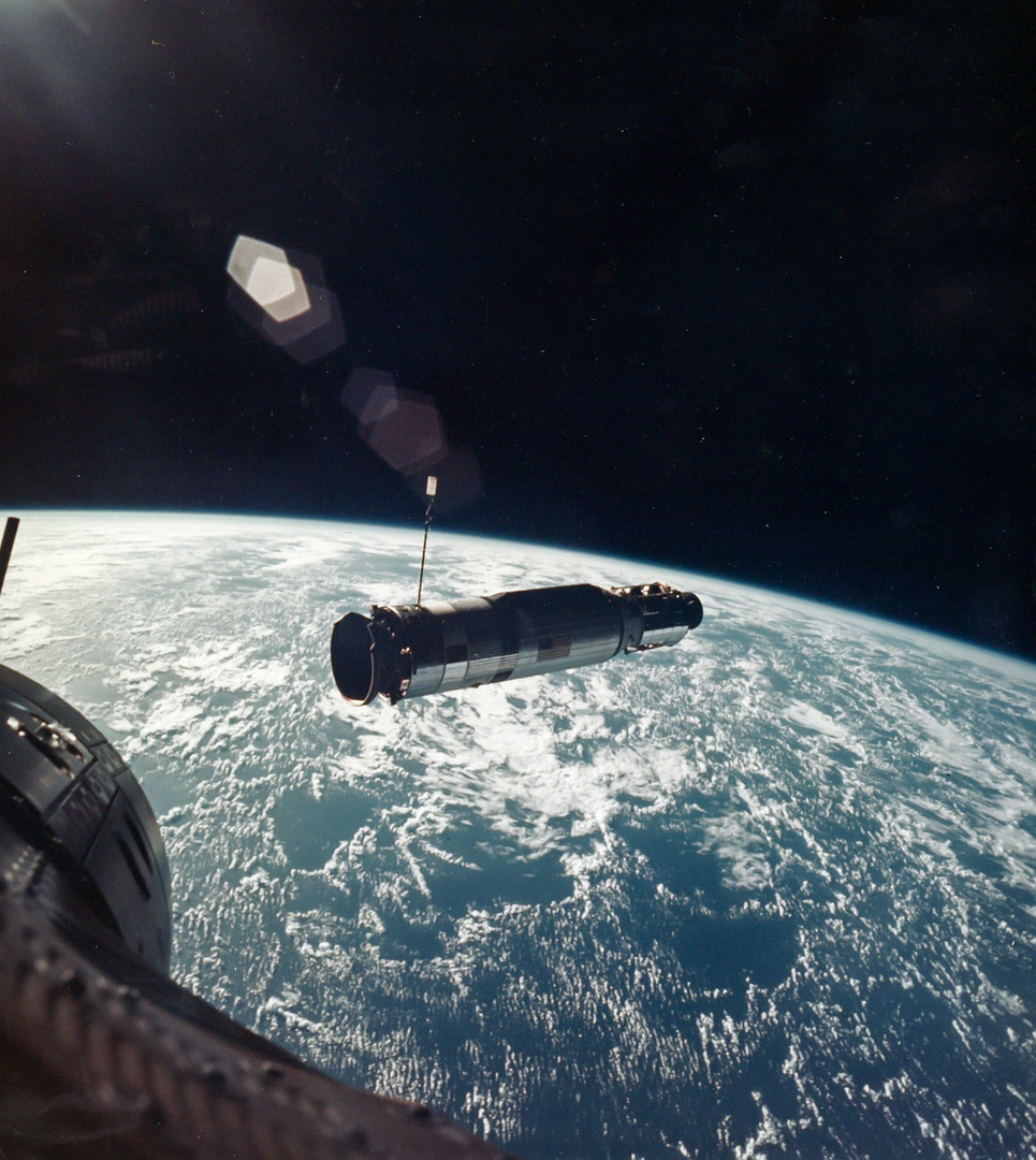 التدريب على التحام مركبة غير مأهولة بمر كبة بعثة جيميني العاشرة قبل البدء بمشروع النزول على القمر