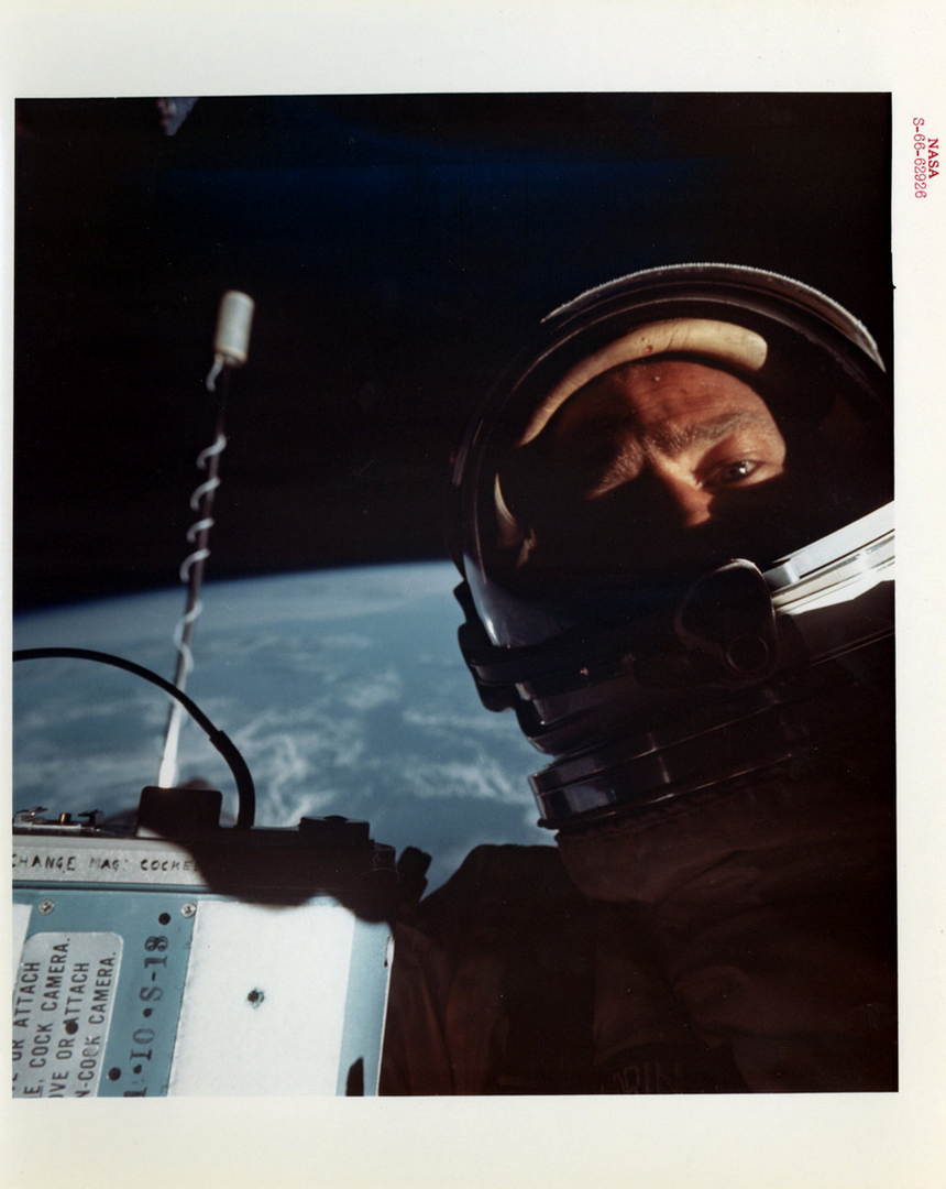 أفضل سيلفي في التاريخ التقطها رائد الفضاء ألدرين بعد خروجه من مركبة بعثة جيميني الـ،12 نوفمبر 1966