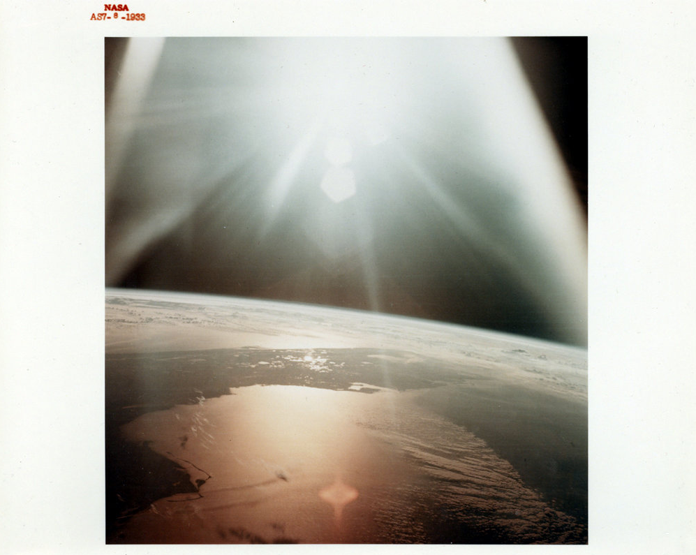 صورة لخط الأفق الأرضي التقطت أثناء بعثة أبولو السابعة بصعوبة بالغة حيث تطلبت انتظار 22 دقيقة