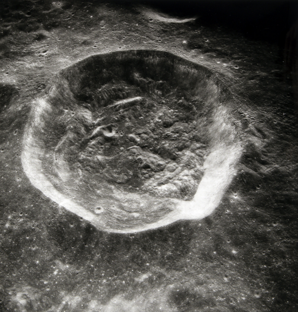 صورة لموقع هبوط بعثة أبولو الـ11 على القمر التقطها أرمسترونغ وألدرين قبل الهبوط 20 يوليو عام 1969