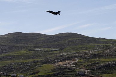 طائرة تابعة للقوات الجوية الملكية بالجيش الأردني تحلق فوق منزل معاذ الكساسبة بمدينة الكرك، 4 فبراير