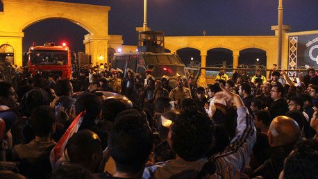 مناقشات واحتجاجات بين قوات الأمن وجماهير نادي الزمالك، لمنعهم من الدخول من دون بطاقات، 8 فبراير/شباط