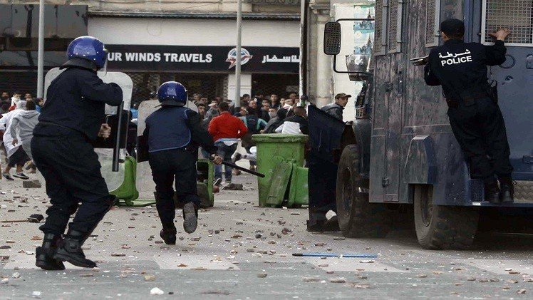 إصابة 40 شرطيا في مواجهات الشرطة الجزائرية مع محتجين 