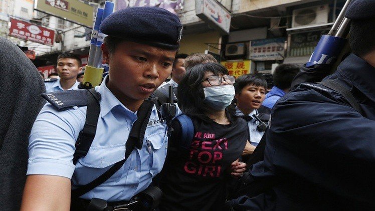 اعتقال 30 شخصا إثر اشتباكات مع الشرطة في هونغ كونغ