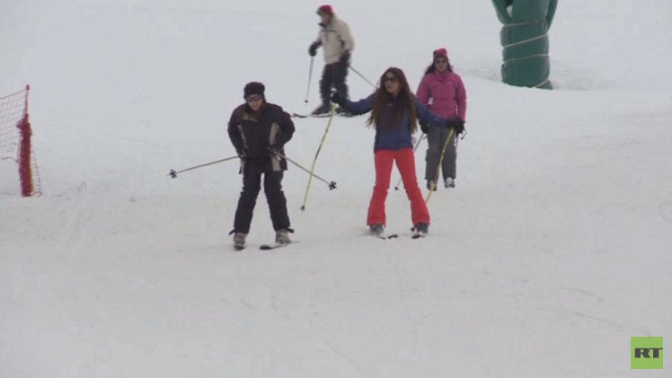 ثلوج لبنان تستقطب هواة التزلج