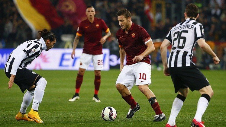 السيدة العجوز تخرج بسلام من وكر ذئاب روما 