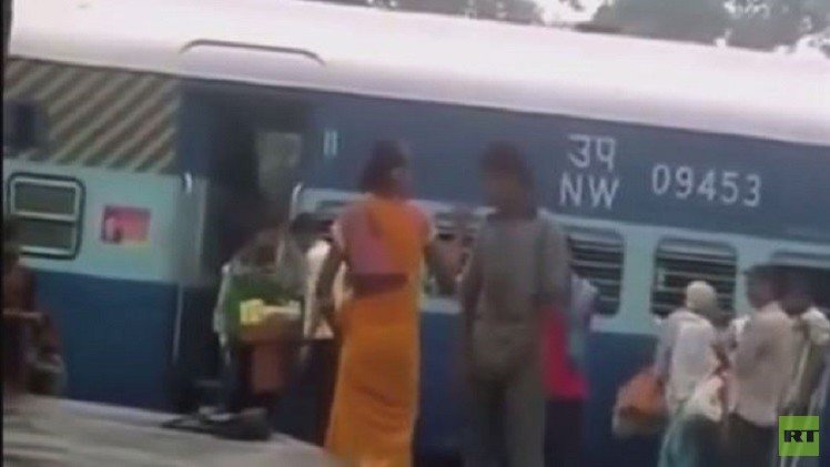 بالفيديو من الهند.. امرأة تطرح متحرشا بها أرضا