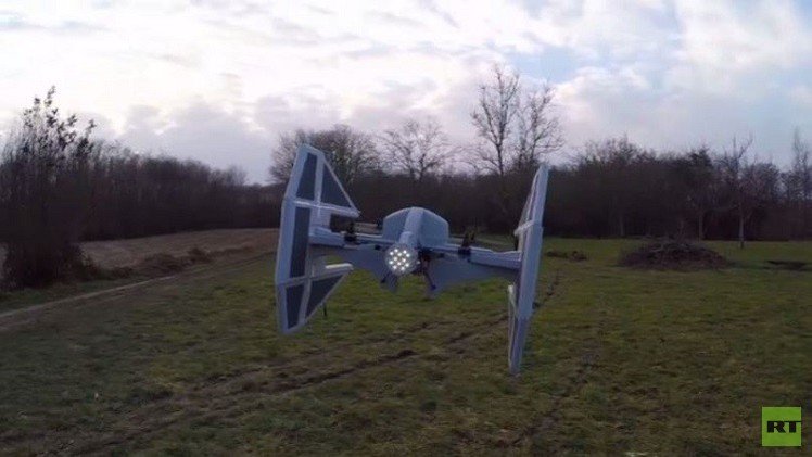 بالفيديو.. شاب يحول طائرة من دون طيار إلى سفينة فضاء من حرب النجوم