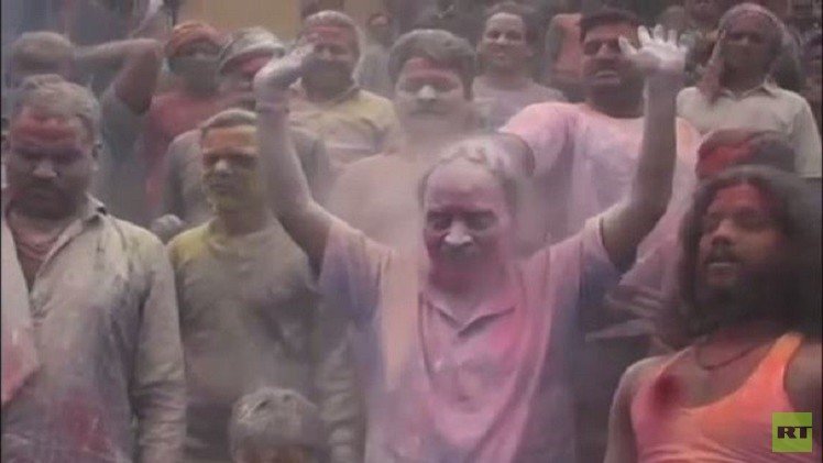 بالفيديو من الهند.. المشاركون في احتفالات هولي يلقون برماد الموتى فوق رؤوسهم  
