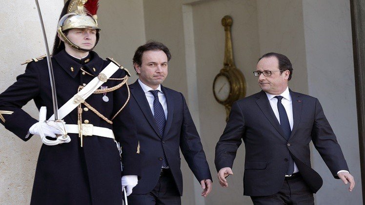 الرئيس الفرنسي فرنسوا هولاند ورئيس الائتلاف السوري المعارض خالد خوجة 